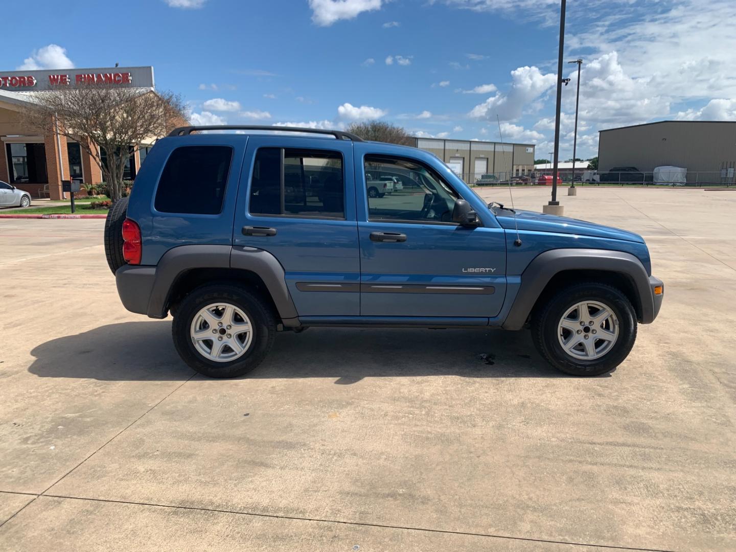 2004 blue /black Jeep Liberty Columbia Edition 2WD (1J4GK48KX4W) with an 3.7L V6 SOHC 12V engine, Automatic transmission, located at 14700 Tomball Parkway 249, Houston, TX, 77086, (281) 444-2200, 29.928619, -95.504074 - Photo#7